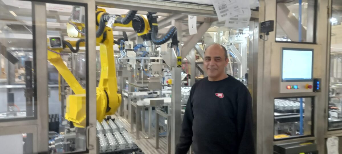 Bouchaib Echate devant une ligne de conditionnement robotisée en Europe