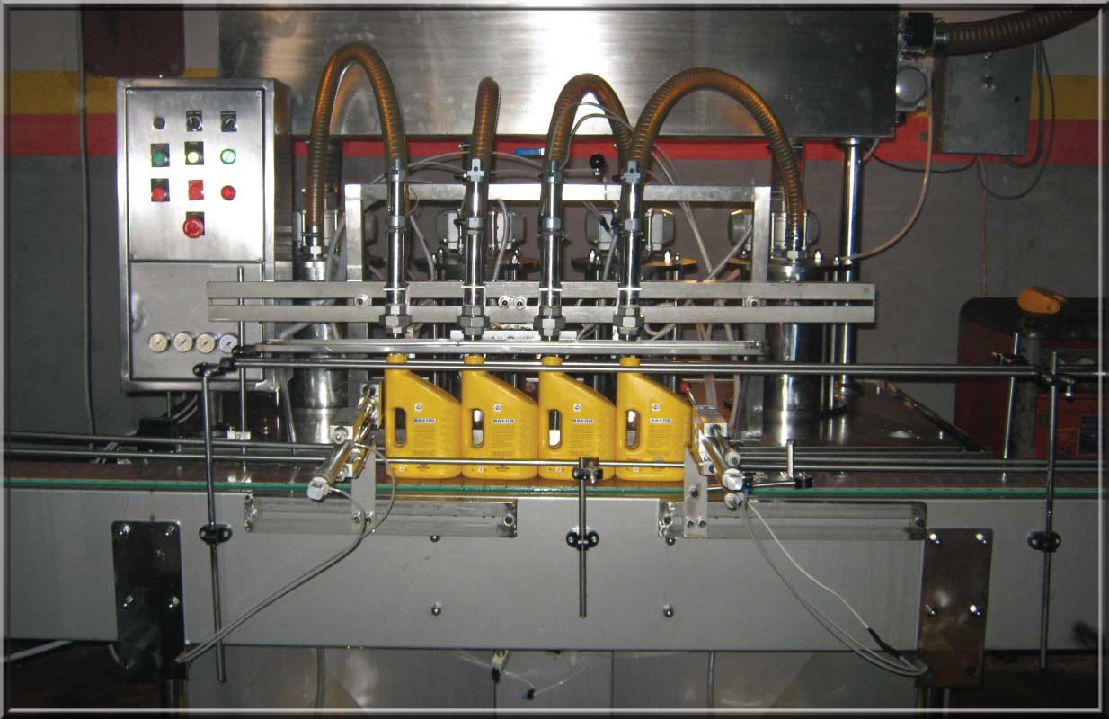 Remplisseuse 4 becs en production — bidons de lubrifiant